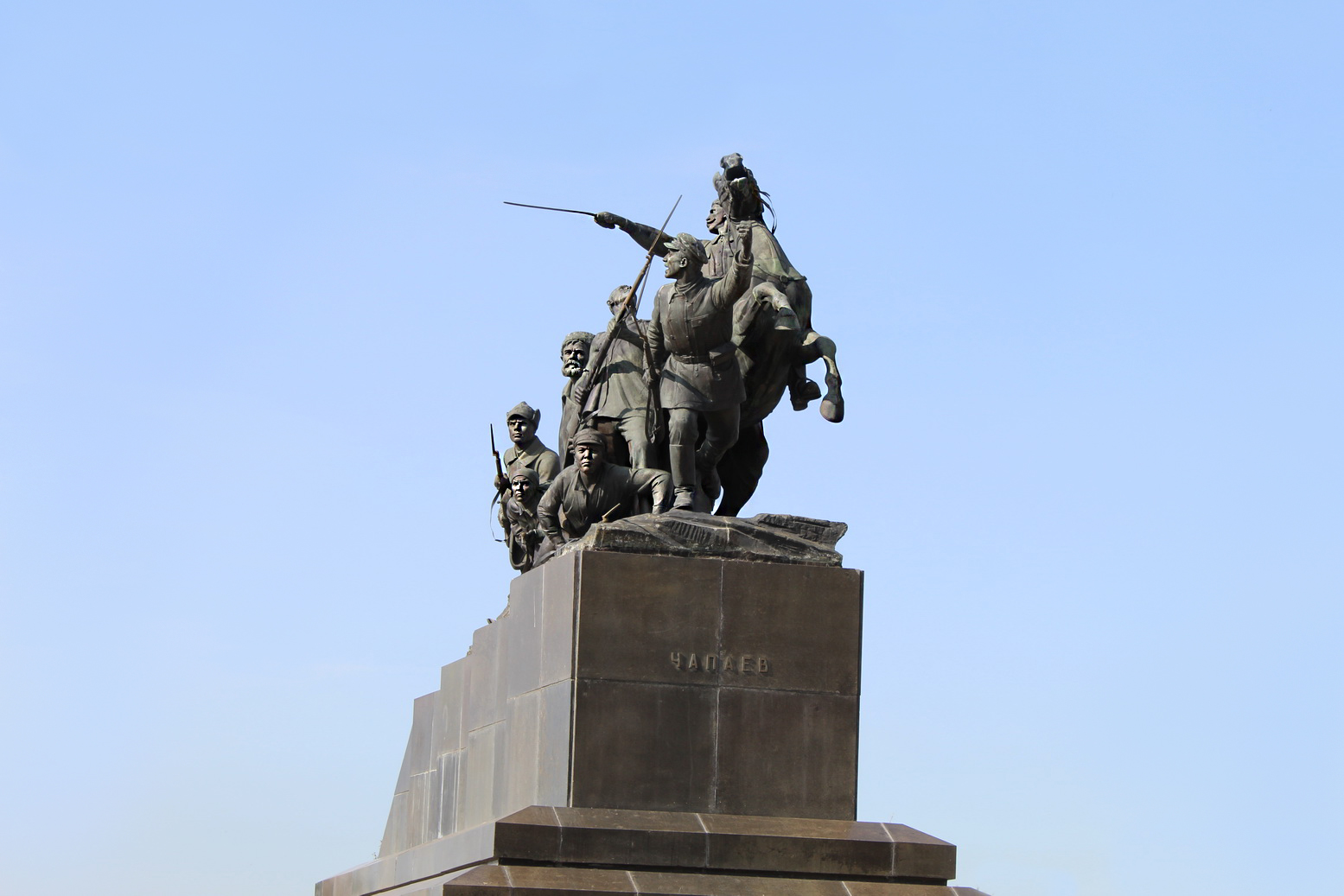 Образ памятника. Памятник Чапаеву в Ростове. Памятник Василию Ивановичу Чапаеву на коне. Памятник Чапаеву Самара фигуры. Памятник Чапаеву Добринский.